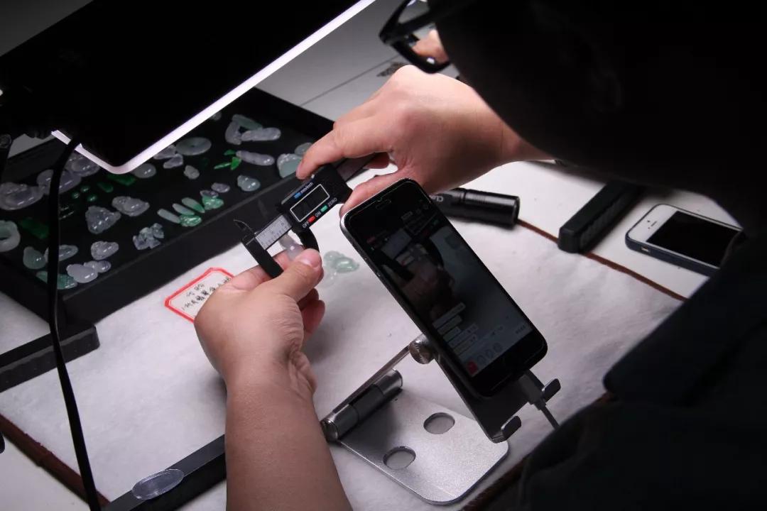 ​直播房间、微商代理、门店……五种翡翠选购方式优点和缺点大PK 