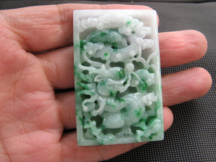 翡翠方牌是什么意思？翡翠方牌挂件好看吗？   第1张