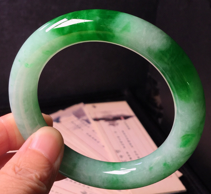 翡翠镯子色调变浅是怎么回事？ 