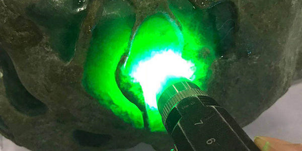 翡翠原石开窗目的你知道吗？我们一起来看看！   第1张