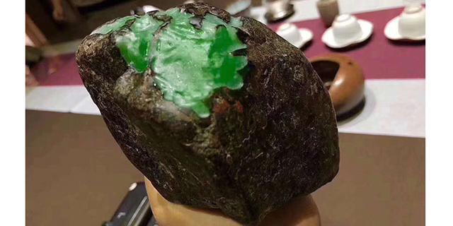 翡翠原石上的松花怎么鉴别 分辨真伪翡翠原石的技巧