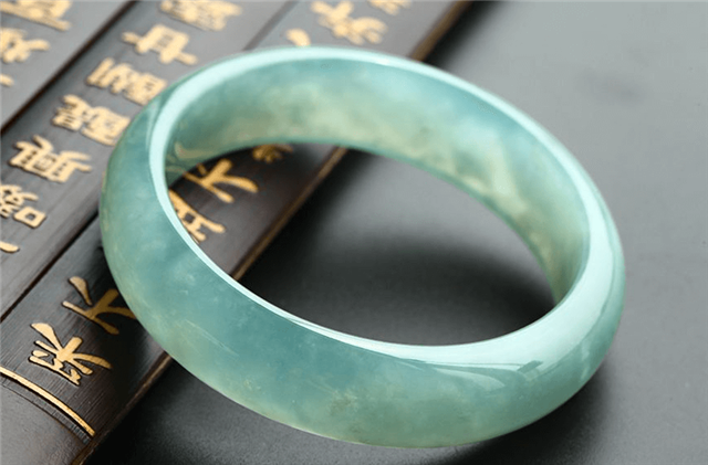 翡翠手镯的瑕疵有哪些？石纹和色根到底算不算瑕疵？   第2张