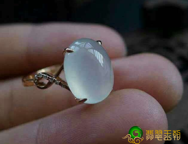 白色翡翠见过吗?白色翡翠现在市场如何呢? 第3张