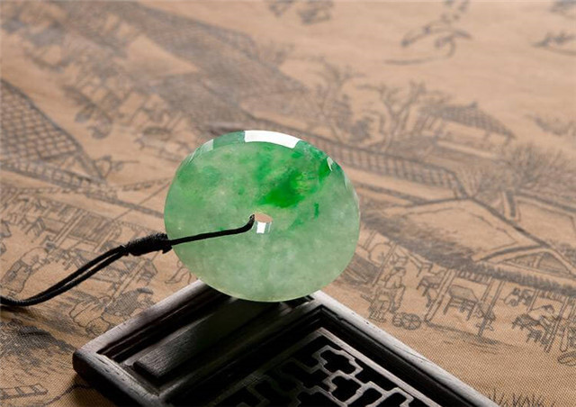带绿的翡翠为什么那么贵？贵不贵原来要看这些因素！   第1张