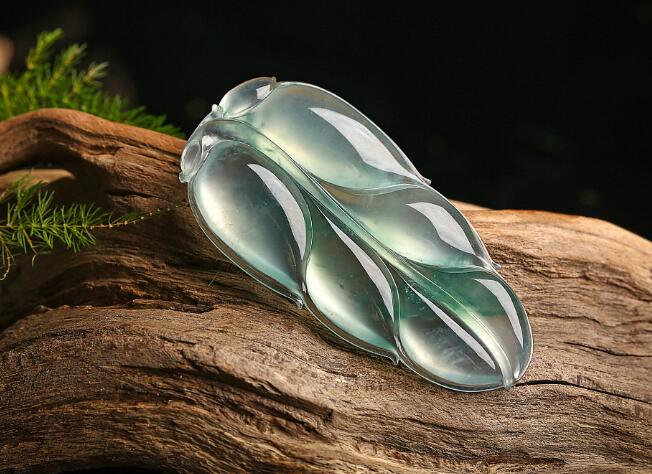 纯天然翡翠吊坠的价格是多少 帮助你有个大致的了解   第1张