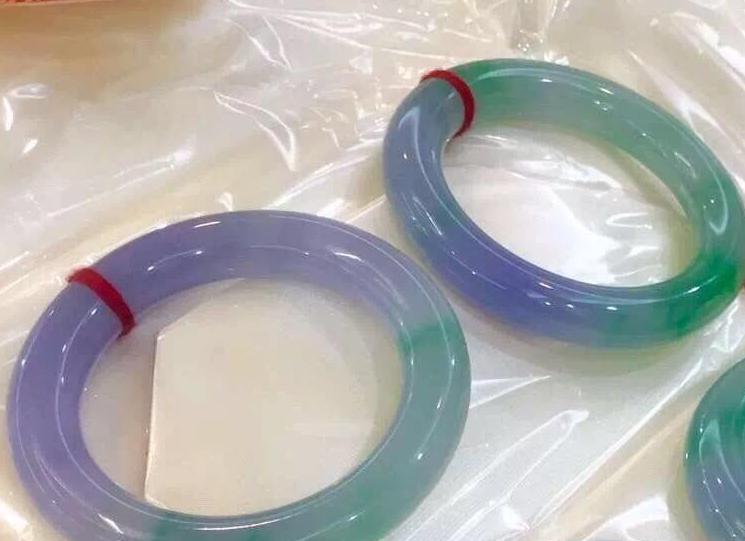 
怎样基本分辨真假翡翠
   第2张