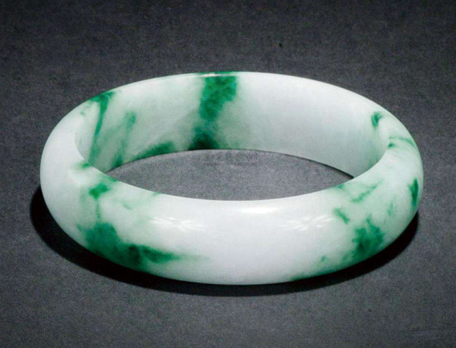 翡翠手镯里有杂质价格怎么样 翡翠带藓是什么意思 第2张