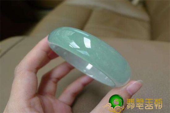 翡翠手镯会越戴越透吗 如何保养翡翠手镯方法你知道吗？   第3张