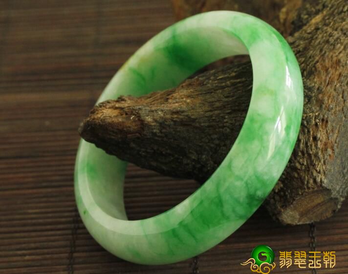 一个翡翠手镯大概多少钱？一定要了解现在的翡翠行情   第1张