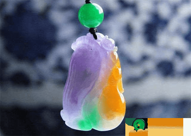 销售市场上那么多三彩翡翠是真是假？三彩翡翠手镯价格为什么那麼高？   第1张