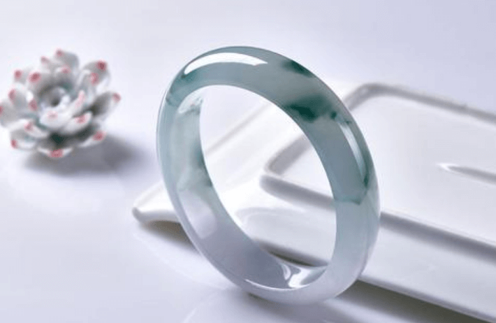 什么是翡翠贵妃镯？它和杨贵妃有什么关系？   第2张