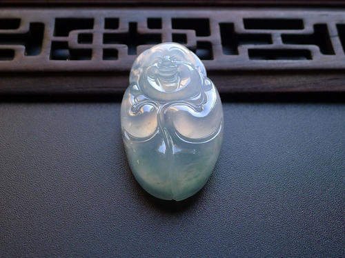 翡翠小佛公肚子有飘花好不好?买翡翠小佛公要注意什么? 第4张