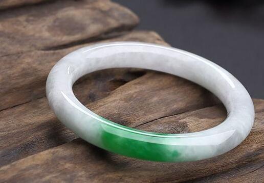 1万5左右的翡翠手镯好不好 如何避免买到价不符实的翡翠   第2张