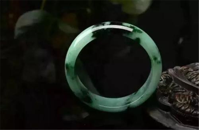 翡翠手镯上有黑色斑块是什么？你知道翡翠手镯的三不买吗？   第3张