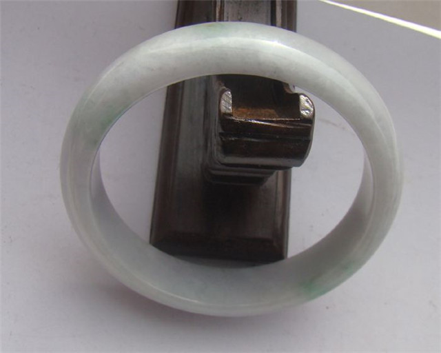 白灰色翡翠手镯值钱吗？扒一扒翡翠手镯挑选“三不要”！   第3张