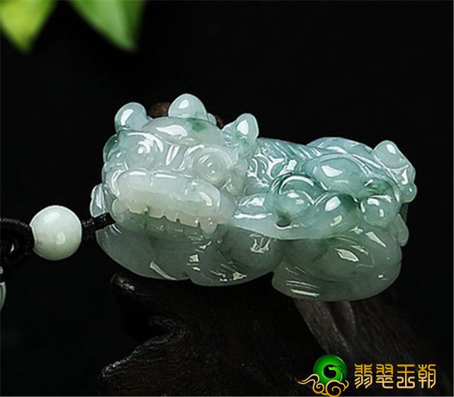 佩戴貔貅哪样造型设计更强？讲一讲不一样外型的翡翠貔貅吊坠！   第2张