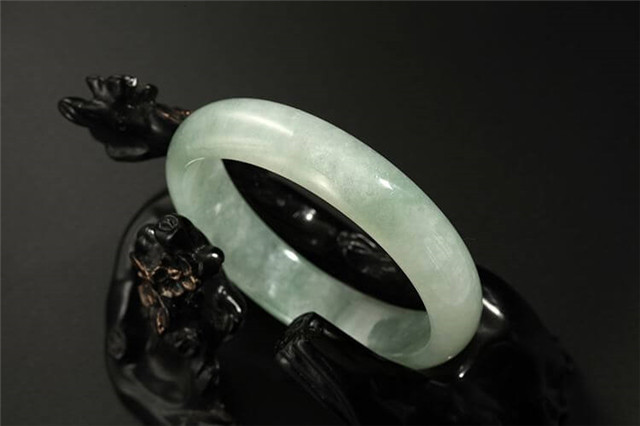 b货翡翠会起莹光吗?鉴别它其实很简单,学会这些不再上当! 第4张