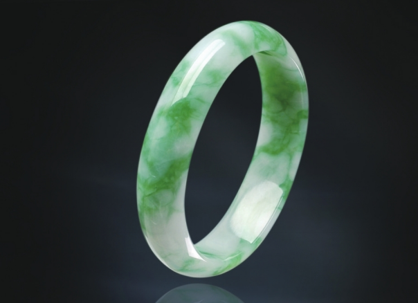 香港珠宝展上，竟然有玻璃混在千万翡翠中摸鱼？我们要怎么鉴别翡翠和仿翡翠制品？   第1张