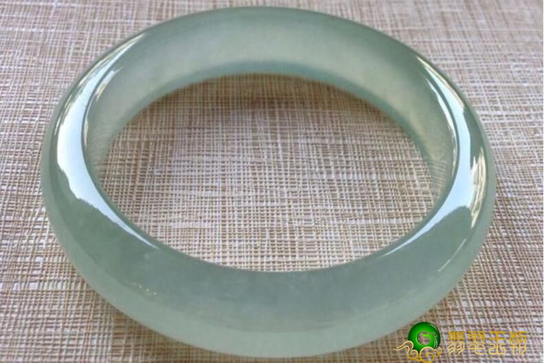 翡翠镯子翡翠冰种价钱偏贵吗？为什么说翡翠冰种翡翠里不仅有温和又有凌厉？   第2张