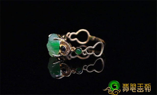 翠绿色翡翠戒指合适年青人吗？翠绿色翡翠戒指是否会老气？   第1张