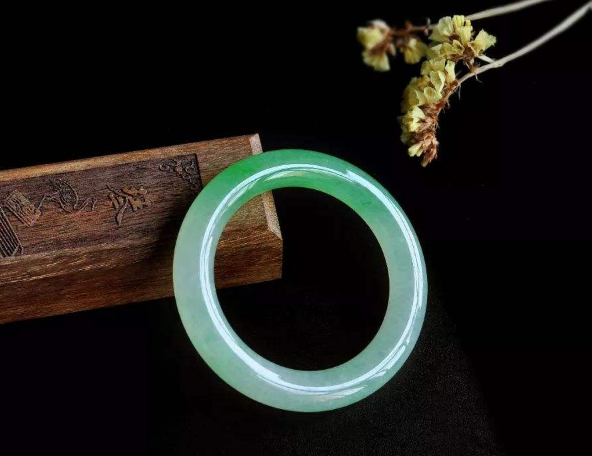 缅甸翡翠玉手镯价格，翡翠手镯价格相差大吗？   第1张