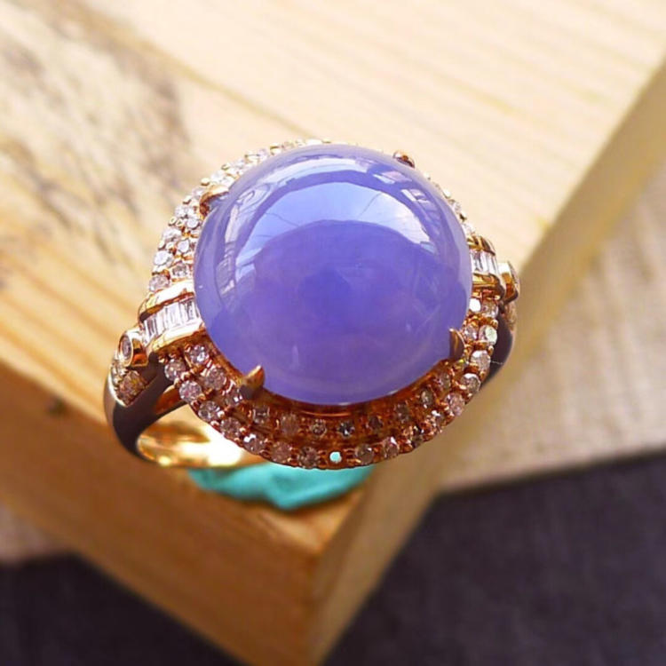 翡翠会“变色”？翡翠在不同光线下的有什么表现？   第2张