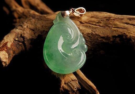 究竟是白翡翠好还是绿翡翠好 谈谈你自己的看法 第2张