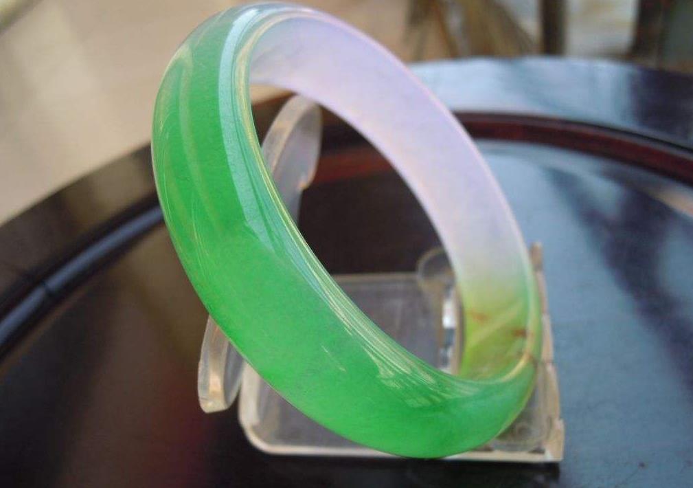 翡翠手镯鉴定怎样开展？如何鉴别质量的优劣？   第2张