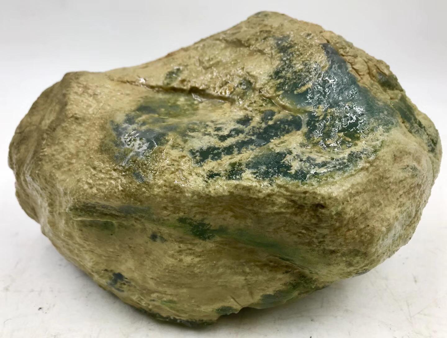 翡翠的手工雕刻加工工艺全是哪些的？手雕和机雕哪一个更强？   第2张