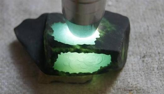 翡翠原石开窗目的你知道吗？我们一起来看看！   第3张