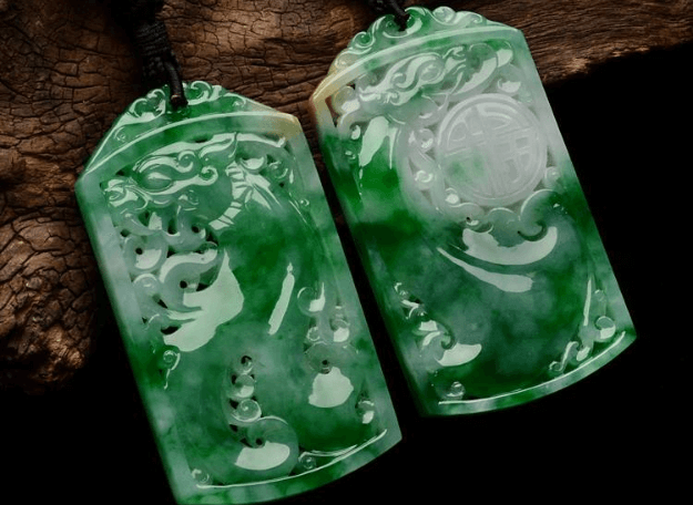 翡翠龙凤牌什么意思？为什么很多人喜欢佩戴它？   第1张