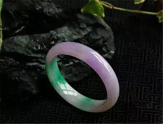 红翡绿翠紫为贵，那么一抹绿、一抹紫的翡翠价值高吗？   第1张