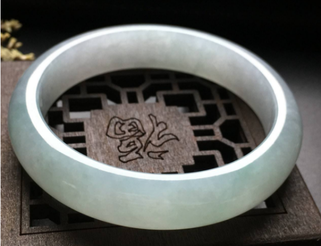 想了解天然糯冰种翡翠的价格吗？快来看看吧！   第1张