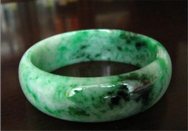 带癣的翡翠使用价值高吗？我们一起来恰当分辨！(文图)   第1张
