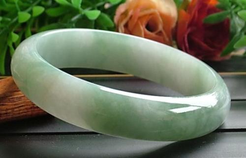 翡翠有绺裂还有价值吗?它能让价值爆跌! 第1张