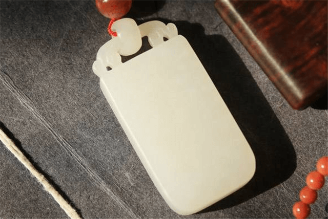 和田玉无事牌配什么链子？简单素雅才是真！   第2张