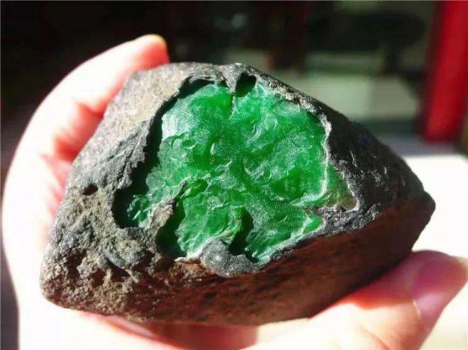 什么是黄梨皮翡翠原石 黄梨皮翡翠原石的价格如何 