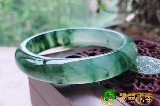 如何分辨翡翠真假，翡翠怎么去分辨真假？   第2张