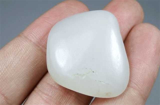 和田玉手镯有水线好不好?行家奉劝要尽量避免! 第3张