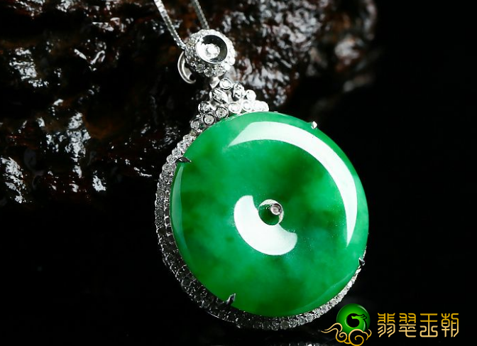 怎样才能挑到优秀品质的翡翠项链吊坠？自然是根据外型了！   第1张