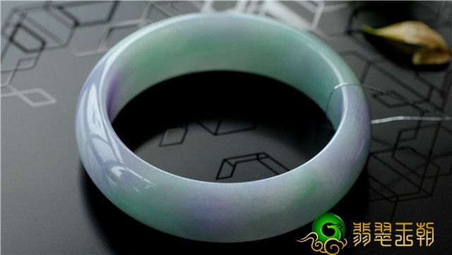 翡翠手镯的颜色是越浓越好吗？真正的答案没那么简单！   第4张