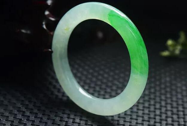 豆种翡翠手镯价位一般在多少 有没有识货的   第1张