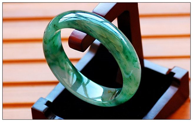 翡翠糯种手镯价格贵吗?为何有“色差一分,价差十倍”的说法? 第3张