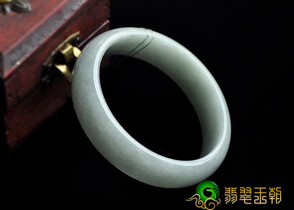 买翡翠除了辨别真假之外，还有什么是重要的？   第2张