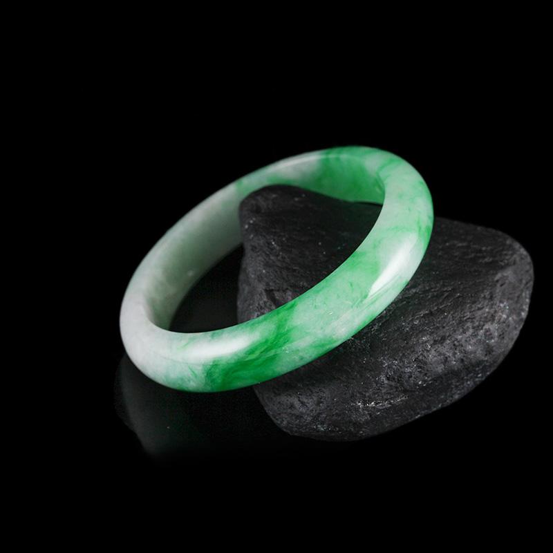 为什么我们都建议翡翠手镯要戴在左手上？这其中的奥妙，你一定要知道！   第1张