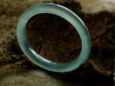 1万5左右的翡翠手镯好不好 如何避免买到价不符实的翡翠   第1张