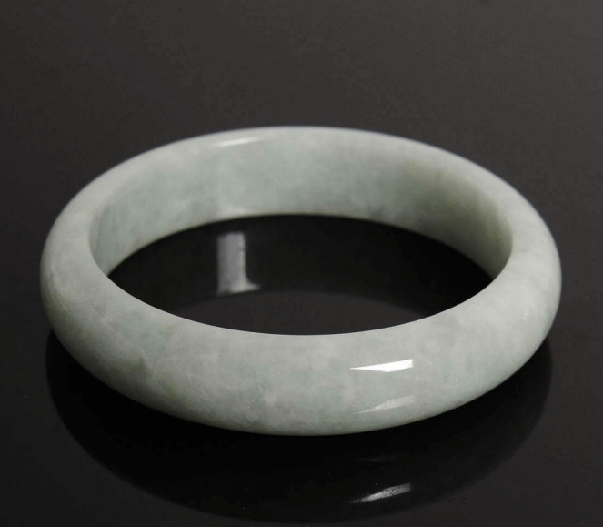 最适合知性女人的灰白色翡翠手镯，你了解多少？   第1张