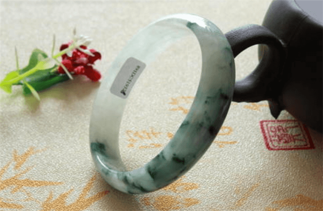 有瑕疵的翡翠手镯值得买吗?不同瑕疵不能一概而论 第1张