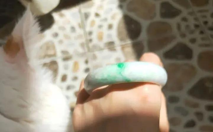 三位数的翡翠镯子长什么样？能戴下手吗？   第2张