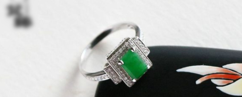 翡翠戒指的寓意和象征   第1张
